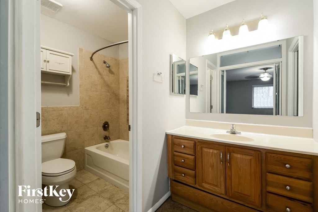 A bathroom with a toilet, sink, and bathtub.