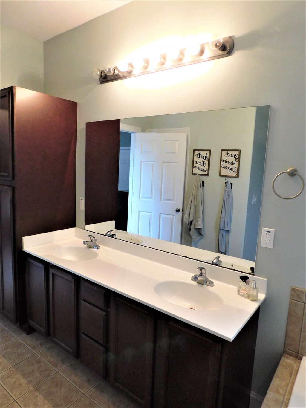 A bathroom with a white sink and a mirror.