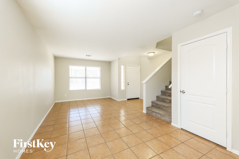 12922 W Holly Street 4 Beds House for Rent - Photo Gallery 2