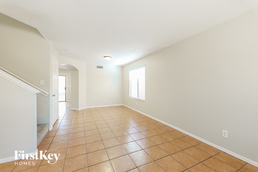 12922 W Holly Street 4 Beds House for Rent - Photo Gallery 4