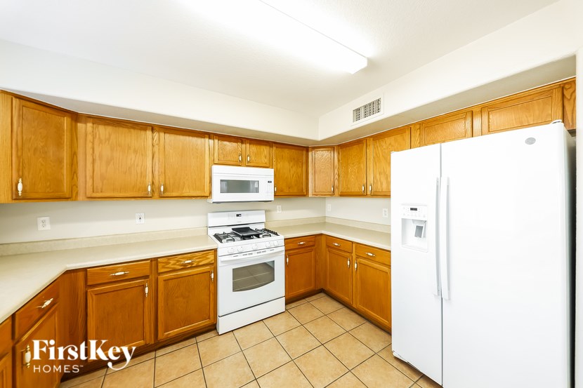 12922 W Holly Street 4 Beds House for Rent - Photo Gallery 6