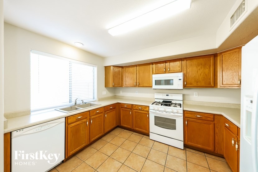 12922 W Holly Street 4 Beds House for Rent - Photo Gallery 7