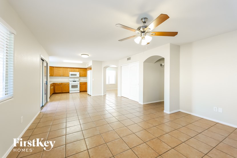 12922 W Holly Street 4 Beds House for Rent - Photo Gallery 8