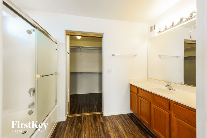 12922 W Holly Street 4 Beds House for Rent - Photo Gallery 13