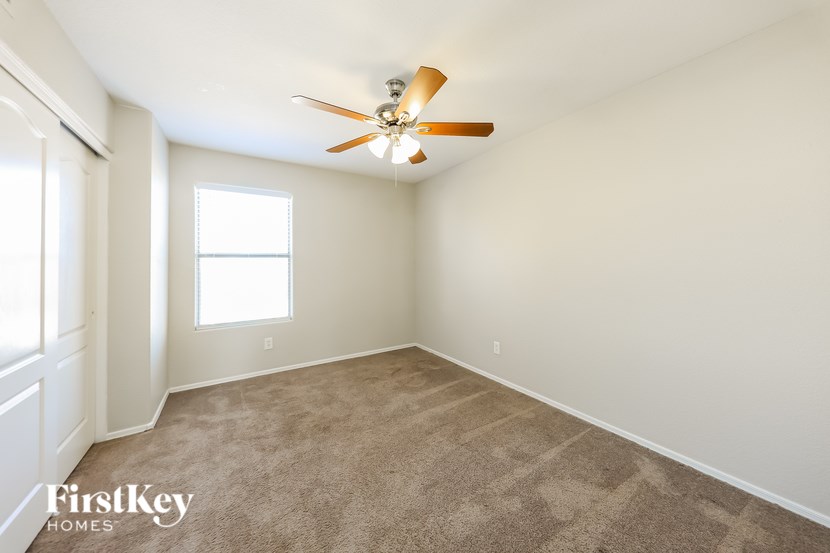 12922 W Holly Street 4 Beds House for Rent - Photo Gallery 14