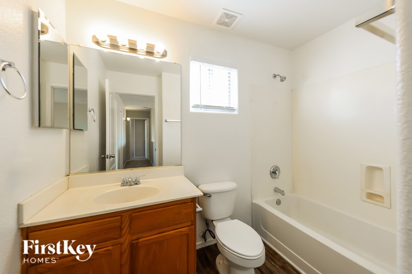 12922 W Holly Street 4 Beds House for Rent - Photo Gallery 17