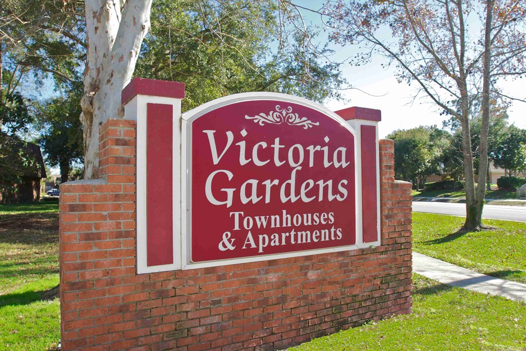 the sign for victoria gardens townhouses and apartments