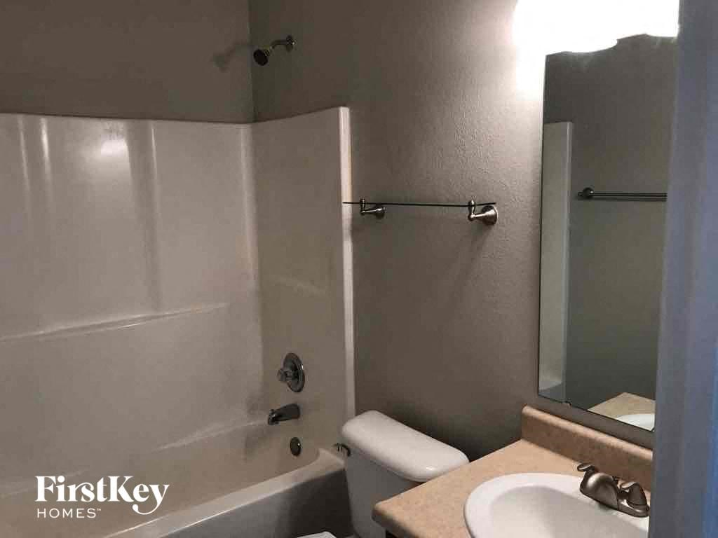 A bathroom with a toilet, sink, and bathtub.