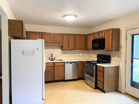1565 Old Oaks Drive 3 Beds Apartment for Rent