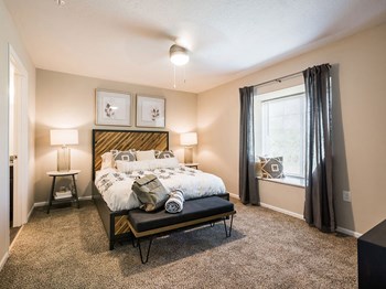 DeWitt Michigan Apartment Rentals Redwood DeWitt Main Bedroom Suite - Photo Gallery 8