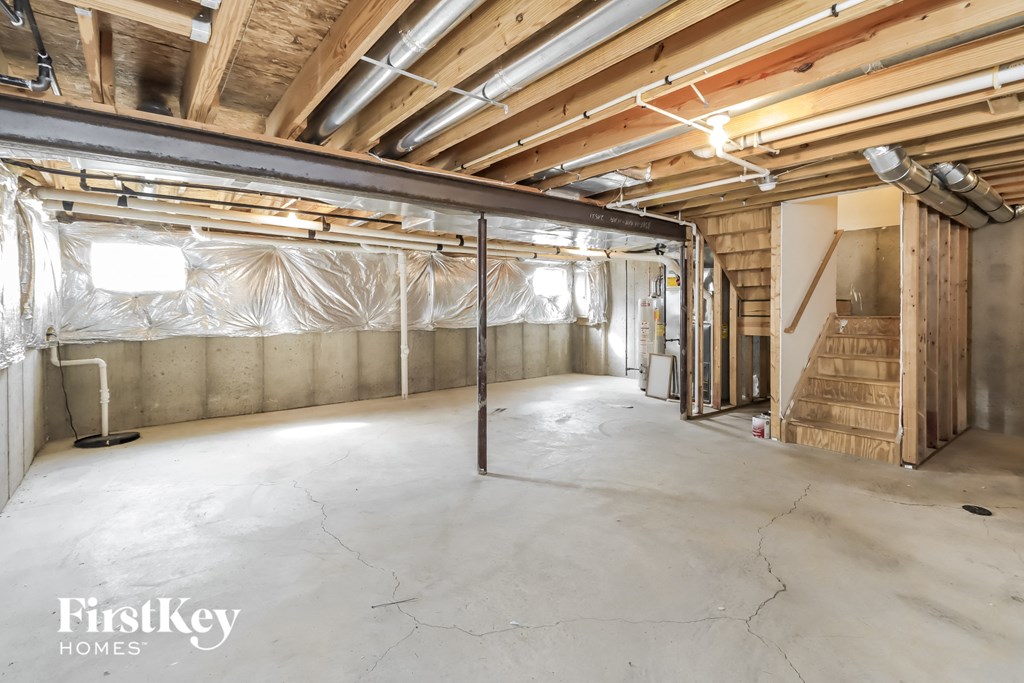 the basement of a house is covered in insulation and is being remodeled