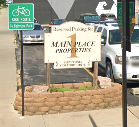 a parking sign on the side of a parking lot