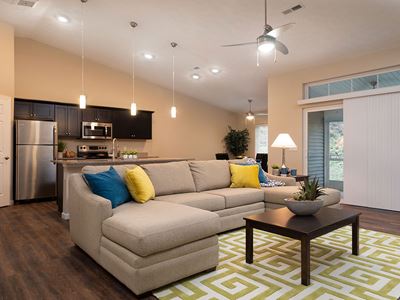 Brownstown Michigan Apartment Rentals Redwood Brownstown Telegraph Sibley Road Willowood Living Room Bright Light