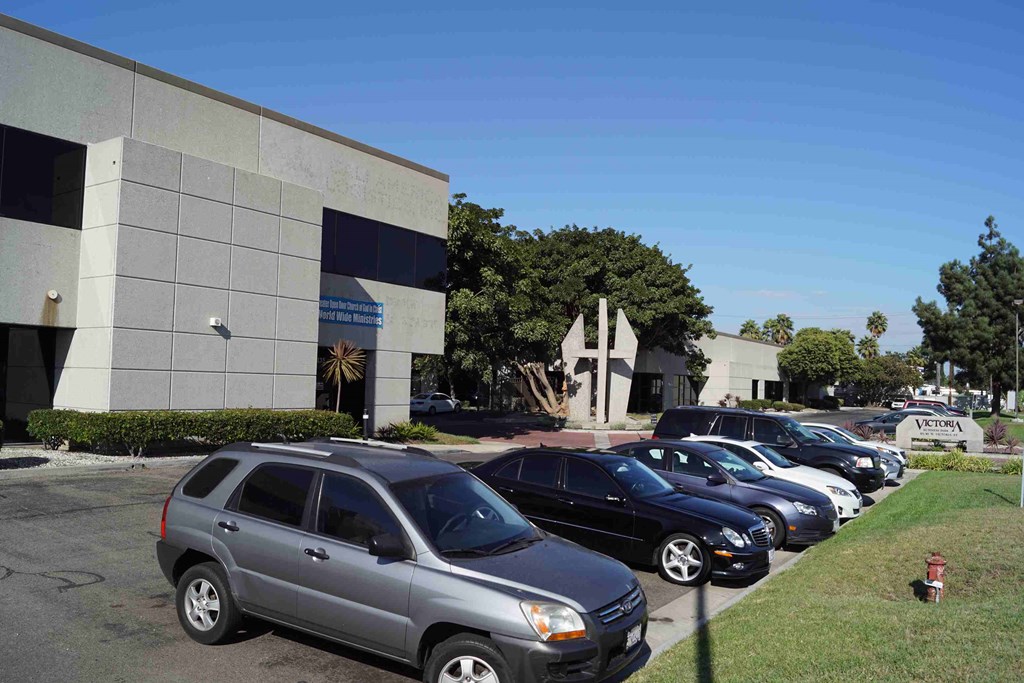 a parking lot full of cars in front of a building