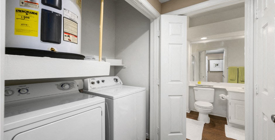 Luxury apartments in the Texas Medical Center with full-size washer and dryer and spacious bath suite at The Lanesborough Apartments