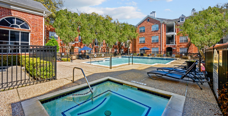 Luxury apartments with large swimming pool, spa, and large sundeck with poolside lounge chairs at The Lanesborough Apartments in Houston.
