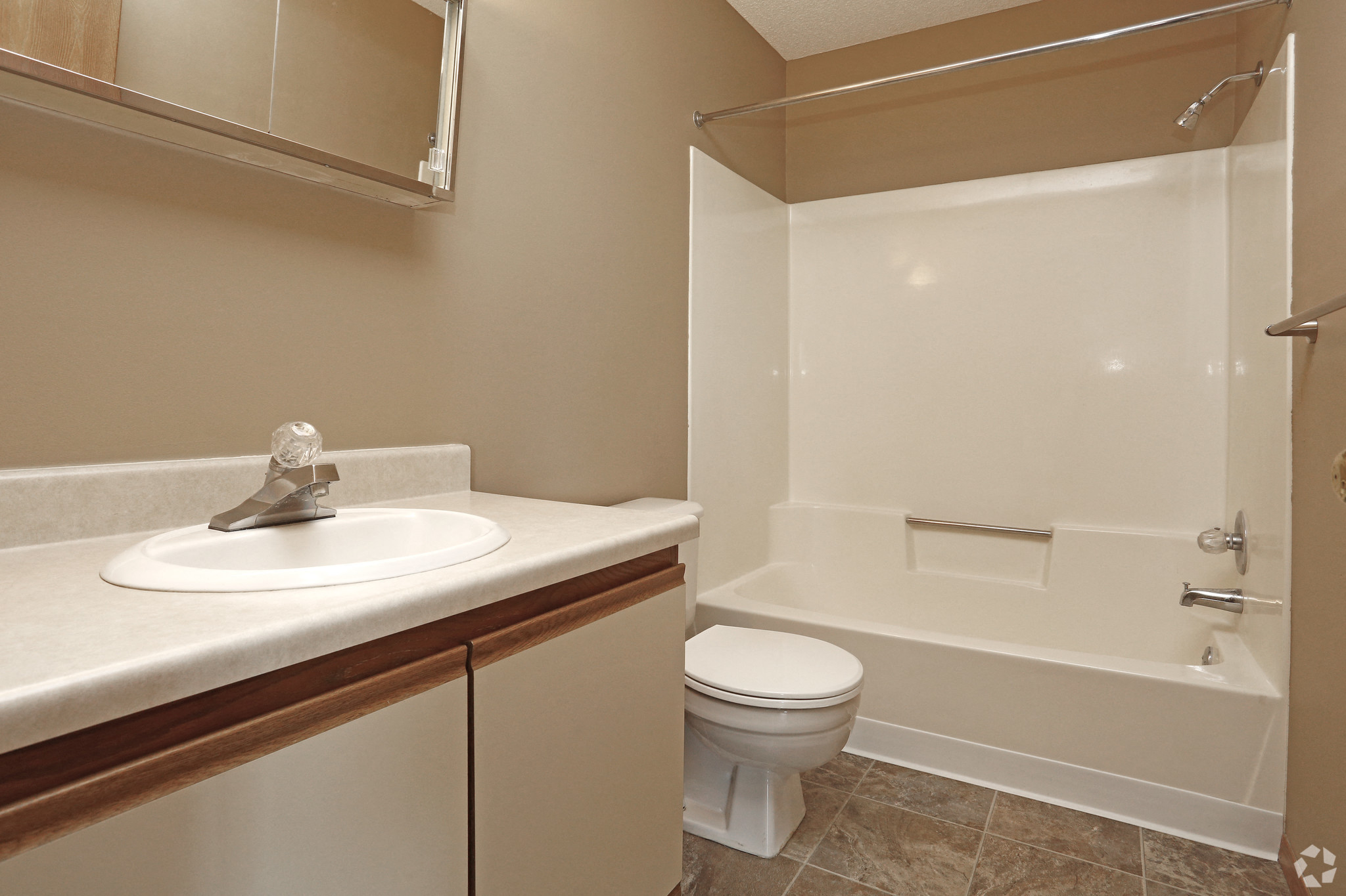 Bathroom with shower/tub