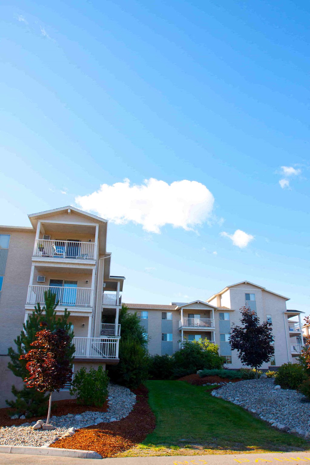 a view of the exterior of an apartment building