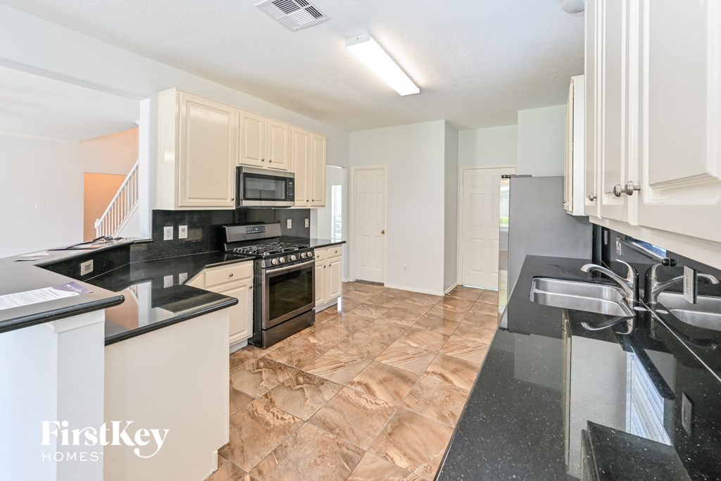 11125 31st Avenue N 5 Beds House for Rent - Photo Gallery 5