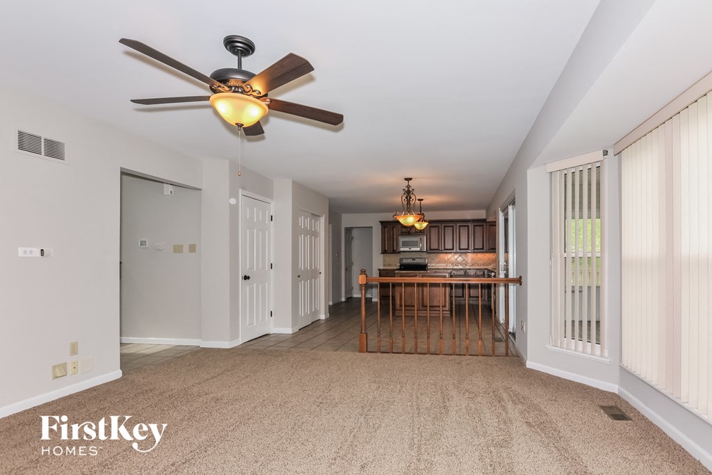 a dining room and kitchen with a ceiling fan