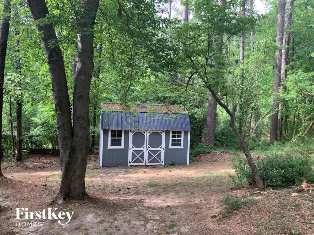 a small shed in the middle of the woods