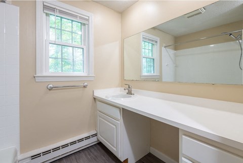 Taymil Yarmouth Green Bathroom