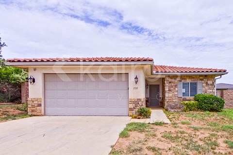 1100 Shiraz Blvd 3 Beds Apartment for Rent
