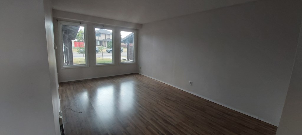 8660 27 Avenue Northwest 3 Beds House for Rent - Photo Gallery 2