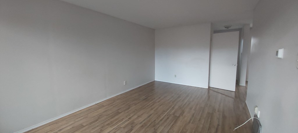 8660 27 Avenue Northwest 3 Beds House for Rent - Photo Gallery 4