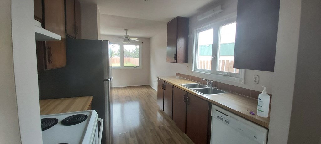 8660 27 Avenue Northwest 3 Beds House for Rent - Photo Gallery 9