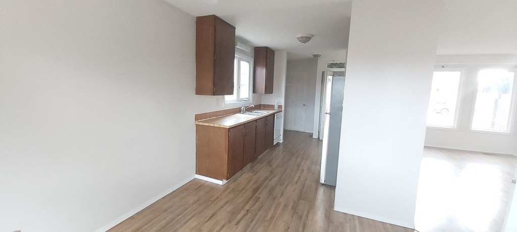 8660 27 Avenue Northwest 3 Beds House for Rent - Photo Gallery 6