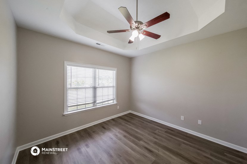 the ceilings in this living room are painted white and have a ceiling fan