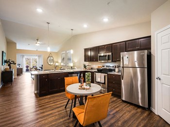 Louisville Kentucky Apartment Rentals Redwood Louisville Bardstown Bluff Road Large Kitchens and Pantry Meadowood - Photo Gallery 3