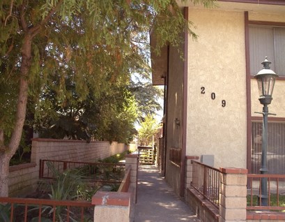 a sidewalk in front of a building