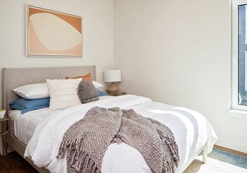 Bedroom with queen bed - Photo Gallery 6