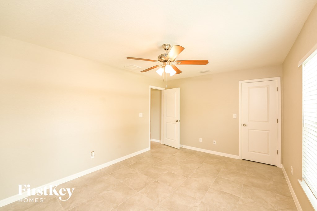 the living room is clean and ready to use with a ceiling fan