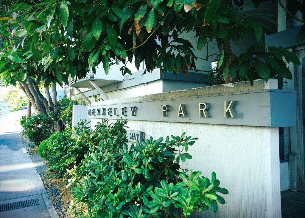 a sign that says seneca park in front of trees and bushes