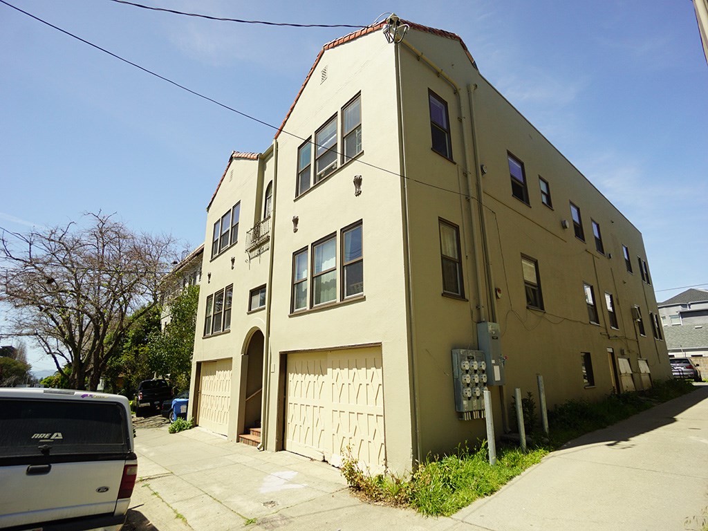 Front entry, Parking lot, Laundry on-site
