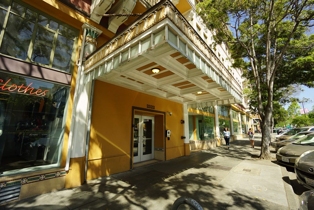 the corner of a building on a city street