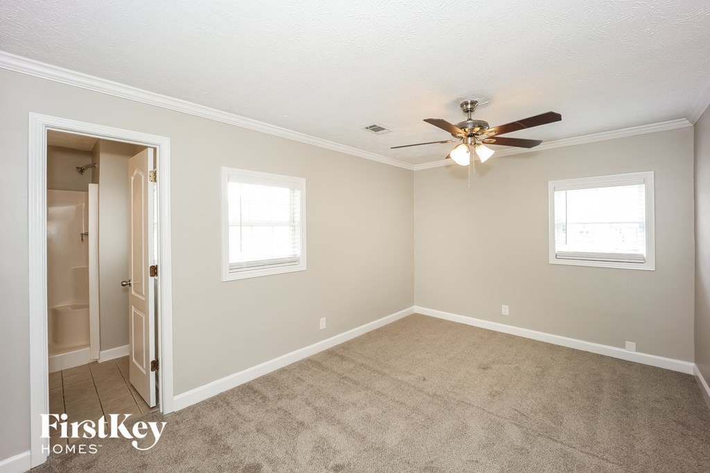 an empty room with a ceiling fan and a closet