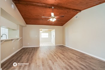 126 N E 9TH AVE 3 Beds House for Rent - Photo Gallery 4