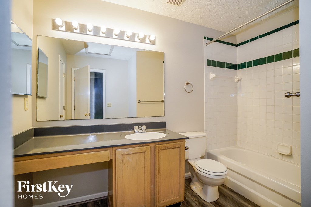the preserve at ballantyne commons apartment bathroom with sink toilet and tub