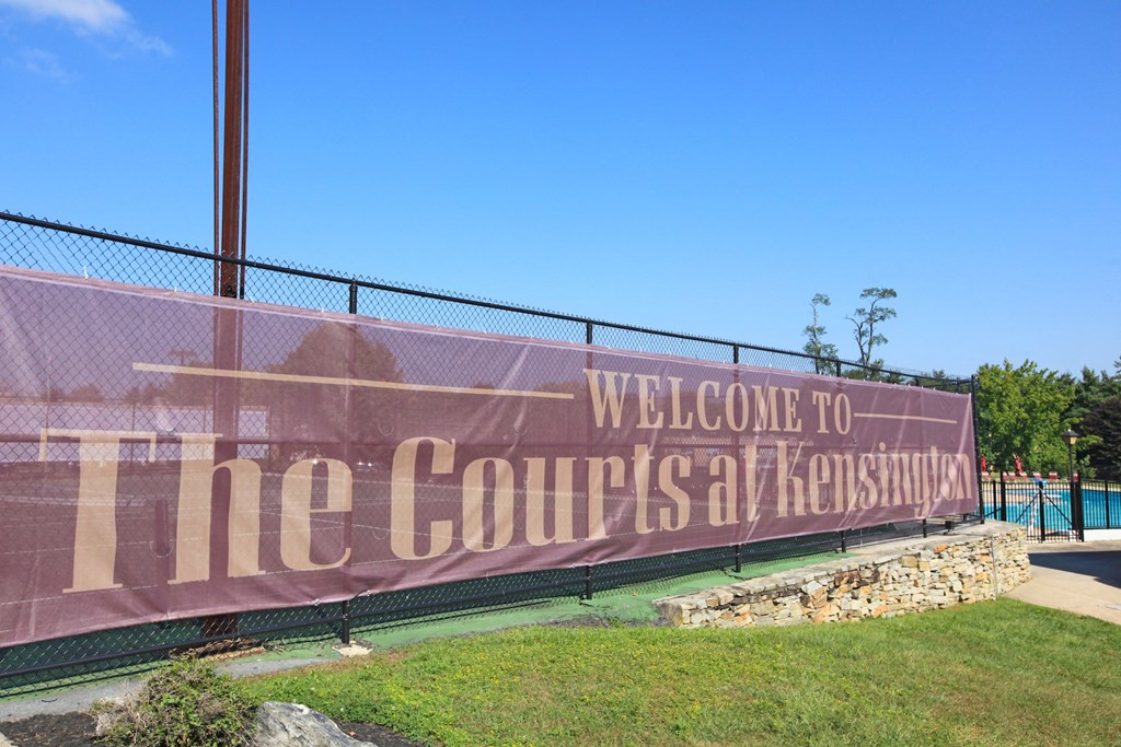 a large sign that reads welcome to the courts at kresitas