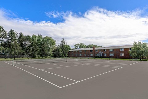 a tennis court at the apartments for rent