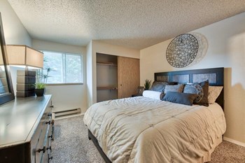 Bedroom with Large Window - Photo Gallery 18