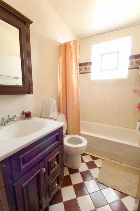 638 W Drummond Place Studio-3 Beds Apartment for Rent - Photo Gallery 5