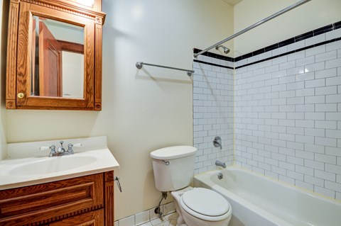 706 W Wellington Ave Studio-4 Beds Apartment for Rent - Photo Gallery 2
