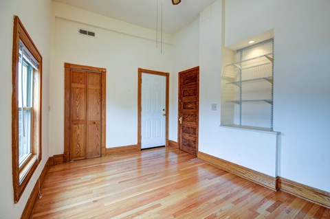 925 W Newport Ave Studio-4 Beds Apartment for Rent - Photo Gallery 2