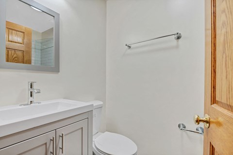 1415-1417 W Belle Plaine Ave Studio-5 Beds Apartment for Rent - Photo Gallery 2