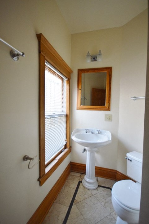 1733 N Sheffield Ave Studio-3 Beds Apartment for Rent - Photo Gallery 2